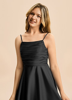 Azazie Miko Junior Vestido de Negro de Satén Elástico de Corte en A con Plisado image8