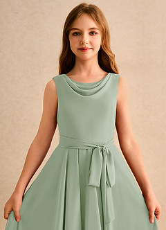 Azazie Wonderland Junior Formal Robe Demoiselle D'honneur Fillette Robe Trapèze en Mousseline de soie Plissée Vert Sauge image6