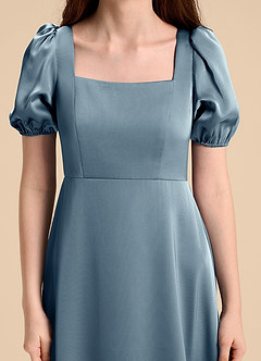 Azazie Briar Junior Vestido de Azul Polvoriento de Satén Elástico de Corte en A con Lazo image8