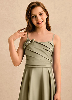 Azazie Gracie Girls Formal Robe Demoiselle D'honneur Fillette Robe Trapèze en Satin extensible Encolure en Forme de Cœur Vert Mousse image5