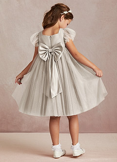 Azazie Kalio Robe Demoiselle D'honneur Fillette Robe Trapèze en Tulle avec manches Givre image1