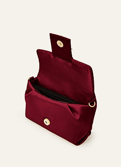 front Conjunto a juego de zapatos de tacón bajo sin cordones y bolso de mano de satén elástico con pedrería.