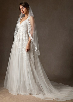 front Blooming Petal-Edged Lace Fingertip Veil