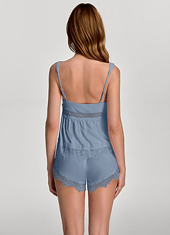 front Conjunto de pijama de camisola y shorts de rayón suave con cuello cuadrado, encaje multicapa y aberturas.