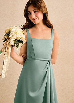 Azazie Emiko Girls Formal Abiti da Ragazza di Fiori Abito A-Line in Raso Opaco Plissettato Salvia Argentata image5