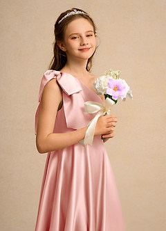 Azazie Guppy Junior Formal vestidos de niña de las flores Vestido de Rosetón de Satin Mate de Corte En A con Hombro unilateral image6