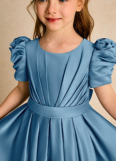 Azazie Miriam Abiti da Ragazza di Fiori Abito Principessa in Raso Opaco Plissettato Blu Acciaio image8