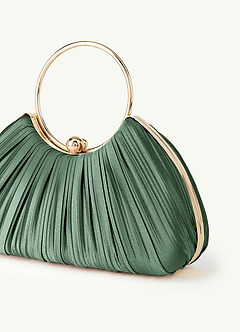 front Conjunto de sandalias de tacón bajo y bolso plisado a juego, en satén metalizado.