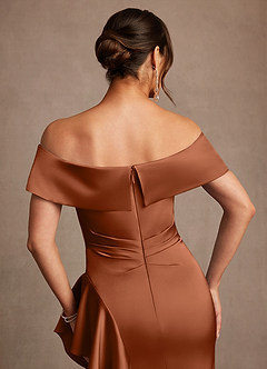 Azazie Kirsty Mère de la mariée Robes Robe Fourreau en Satin extensible Épaule décolletée Cuivre image6