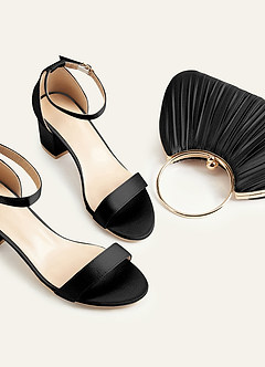 front Ensemble sandales à petits talons carrés en satin métallisé assorties et sac à main plissé