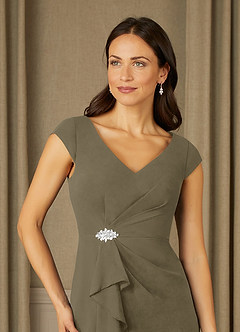Azazie Nola Mère de la mariée Robes Robe Fourreau en Mousseline de soie Col en V Plissé Vert Saule image4