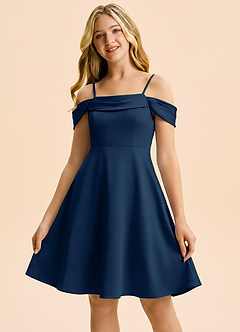 Azazie Anselie Junior Vestido Azul Marino Oscuro de Satén Elástico de Corte en A con Hombros descubiertos image5
