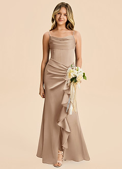 Azazie Rosalia Junior Robe Fourreau en Satin extensible Plissé Taupe image1