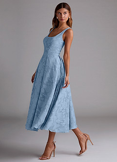 Azazie Amalie Robes de demoiselle d'honneur Robe Trapèze en Blumen-Burnout Plissée Poudre Bleue image4