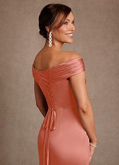 Azazie Bedford Mère de la mariée Robes Robe Fourreau en Satin extensible Plissé Rose Saumon image6