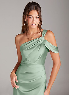 Azazie Wynter Robes de demoiselle d'honneur Robe Fourreau en Satin extensible Épaule décolletée Agave image5