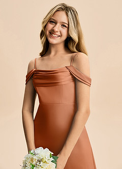 Azazie Lettie Junior Abito A-Line in Raso Elasticizzato a Spalla Scoperta Rame image5