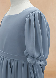 Azazie Joss Robe Demoiselle D'honneur Fillette Robe Trapèze en Mousseline de soie avec manches Bleu Poussiéreux image6