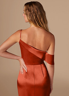 Azazie Lia Robes de demoiselle d'honneur Robe Fourreau en Satiné métallisé Épaule décolletée Paprika image2
