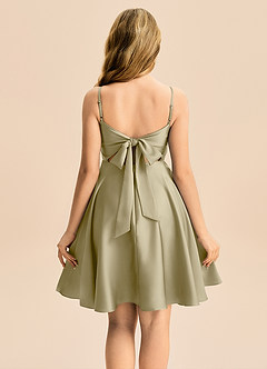 Azazie Miko Junior Vestido de Musgo Verde de Satén Elástico de Corte en A con Plisado image2