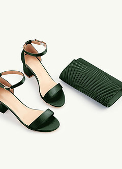 front Farblich passendes Set aus Sandalen und Clutch aus Metallic-Satin