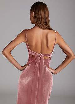 Azazie Mai Vestidos de damas de honor Vestido de Rosa Polvorienta de terciopelo de Corte Recto con Escote de Corazón image6