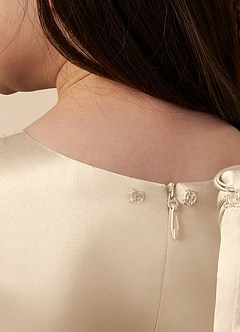 Azazie Bo Peep Robe Demoiselle D'honneur Fillette Robe Trapèze en Mat Satiné Arc Champagne image6