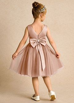 Azazie Tadpole Robe Demoiselle D'honneur Fillette Robe Trapèze en Mat Satiné Plissée Champagne Rosé image2