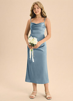 Azazie Mai Junior Vestido de Azul Polvoriento de Satén Elástico de Corte Recto con Plisado image4