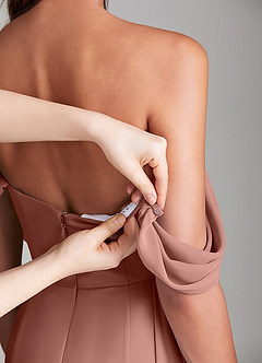Azazie Amyra Abiti da Damigella Abito Convertibile Tubino in Chiffon a Spalla Scoperta Cedro Rosa image9
