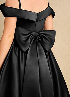 Azazie Favia Robe Demoiselle D'honneur Fillette Robe Trapèze en Mat Satiné Épaule décolletée Noir image7