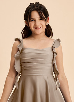 Azazie Kira Junior Vestido de Gris Pardo de Satén Elástico de Corte en A con Volante image8