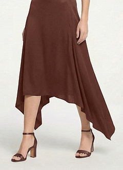 front Farblich passende Sandalen aus Stretch-Satin mit einem Riemen und Schnalle und klobigem Absatz