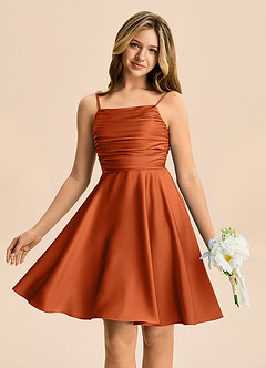 Azazie Miko Junior Vestido de Naranja Quemada de Satén Elástico de Corte en A con Plisado image1