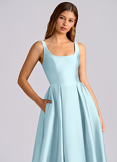 Azazie Amalie Robes de demoiselle d'honneur Robe Trapèze en Satin extensible Plissé Bleu Nuage image2