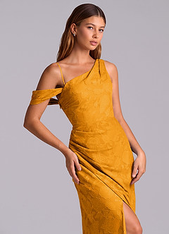 Azazie Madelyn Abiti da Damigella Abito Convertibile Sirena in Burnout Floreale Monospalla Caramello image2