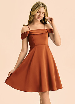 Azazie Anselie Junior Robe Trapèze en Satin extensible Épaules dénudées Cannelle image1