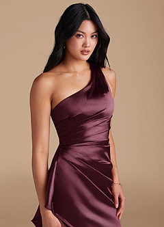 Azazie Latrice Vestidos de damas de honor Vestido de Cabernet de Satén Metálico de Corte Recto con Hombro unilateral image3