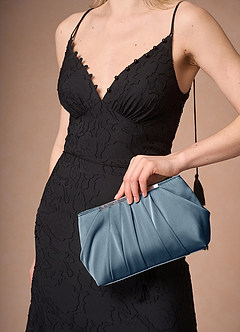 front Ensemble de sandales à talons compensés en satin stretch et pochette plissée assorties