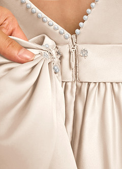 Azazie Dumpling Blumenmädchenkleider A-Linie Schleifen Matte Satin Kleid Alabaster Weiß image7