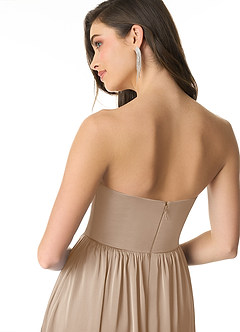 Azazie Morana Jurken voor bruidsmeisjes Converteerbaar Jurk van Stretch Satijn met A-Lijn Off the Shoulder Taupe image8