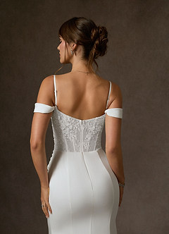 Azazie Alyce Essayer des robes à la maison Robe Sirène en Crêpe Dos Satin Épaule décolletée Blanc De Diamant image5