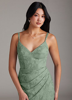 Azazie Leo Vestidos de damas de honor Vestido de Matcha de Devorado Floral de Corte Recto con Plisado image5