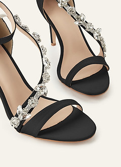 front Zapatos de tacón de aguja de satén elástico del mismo color con adornos de cristal.