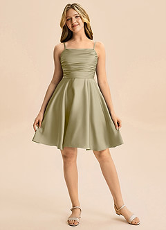 Azazie Miko Junior Vestido de Musgo Verde de Satén Elástico de Corte en A con Plisado image5