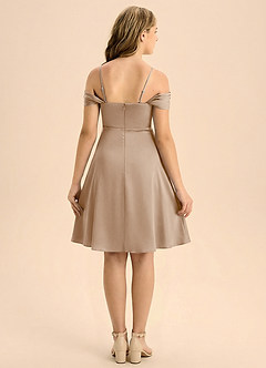 Azazie Anselie Junior Vestido de Gris Pardo de Satén Elástico de Corte en A con Plisado image2