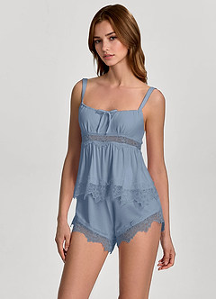 front Conjunto de pijama de camisola y shorts de rayón suave con cuello cuadrado, encaje multicapa y aberturas.