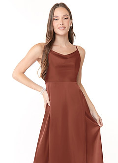 Azazie Naomie Abiti da Damigella Abito A-Line in Raso Elasticizzato con Scollo a Cappuccio e Spacco Laterale Auburn image5