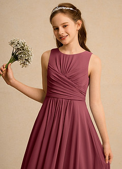 Azazie Ducky Girls Formal Robe Demoiselle D'honneur Fillette Robe Trapèze en Mousseline de soie Plissée Merlot image3