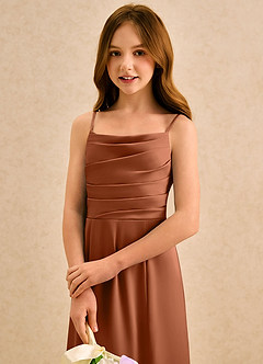 Azazie Chamomile Girls Formal Robe Demoiselle D'honneur Fillette Robe Trapèze en Satin extensible Plissée Cuivre image6